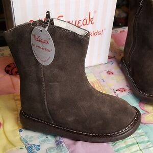 New In Box Wee Squeak Brown Suede Squeaky Boots W/Removable squeakers.  Size 11